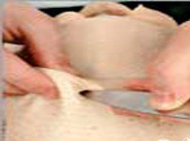 1. Этап. Утка хрустящая с сыром: 2. Маленьким ножом или иглой накалываем кожу утки, стараемся не повредить мясо. Делаем примерно 30-40 проколов.