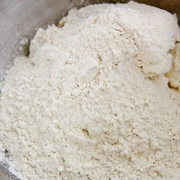 1. Этап. Вкусные сырники: Туда же добавить 3/4 стакана муки, сахар и соль.