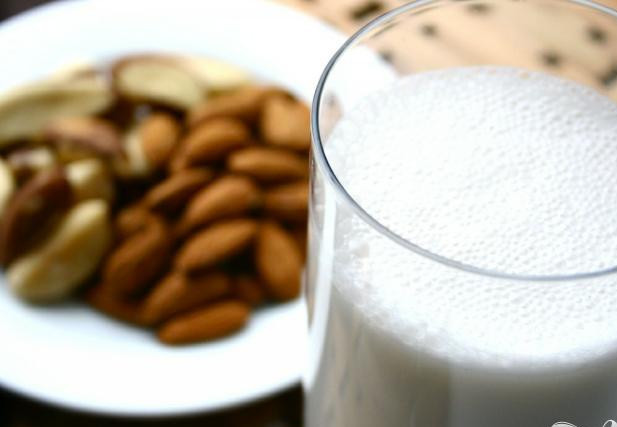 1. Этап. Коктейль Чику: 2. Если вы хотите сделать вегетарианских коктейль их диетических или прочих соображений, можете заменить обычное молоко соевым или ореховым.