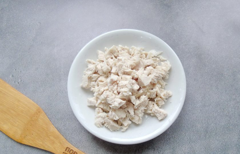 1. Этап. Салат Маринара: Куриное филе отварите в подсоленной воде. Охладите и нарежьте.