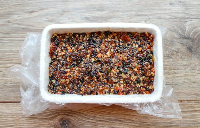 1. Этап. Щербет из сухофруктов и орехов: Форму для выпечки или другую подходящую посуду застелите пленкой и выложите получившуюся массу, плотно ее утрамбуйте. Уберите в холодильник минимум на два часа, чтобы масса стала плотной. Затем разрежьте щербет на куски и подавайте к столу.