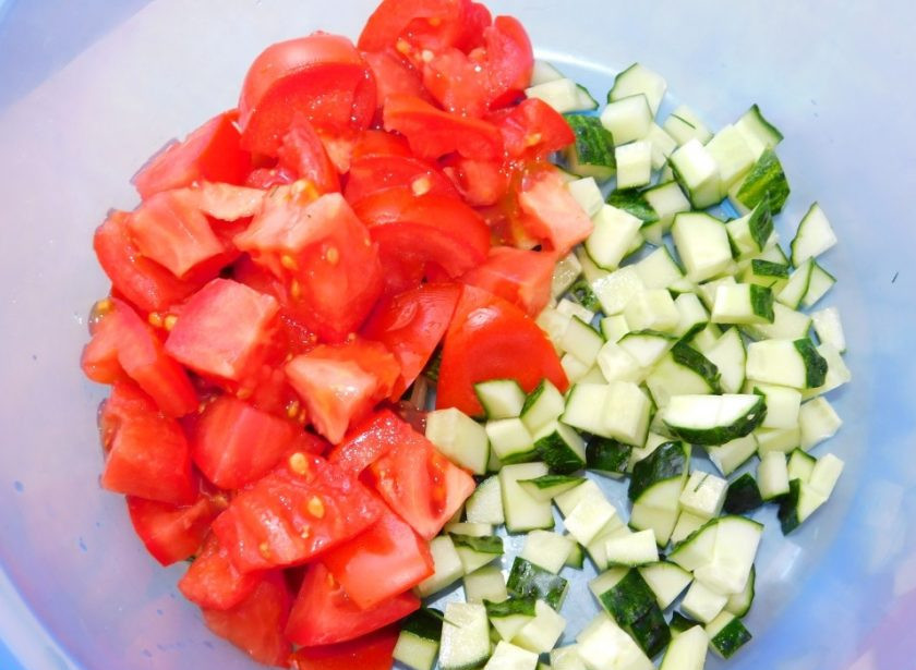 1. Этап. Салат с кускусом, помидорами и зеленью: В это время нарежьте кубиками огурцы и помидоры.