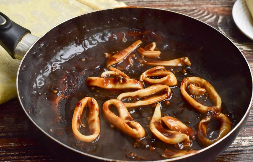 1. Этап. Кальмары в соусе терияки: Хорошо все перемешайте.