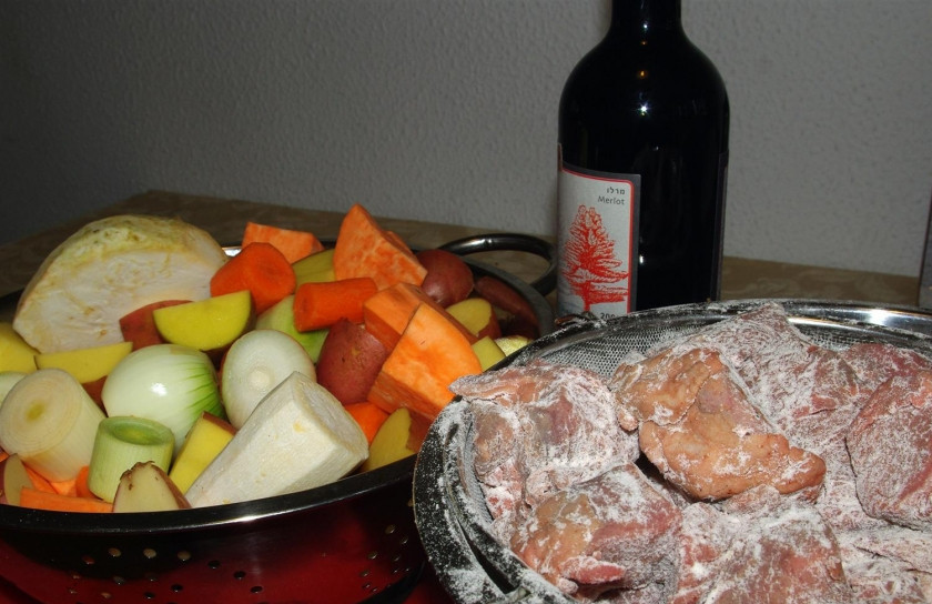 1. Этап. Говядина и овощи в казане: Мясо обмакните в муке. Овощи произвольно порежьте.