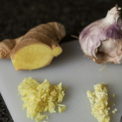 1. Этап. Говядина с брокколи: Итак, занимаемся ингредиентами. Чеснок и имбирь чистим и мелко нарезаем. Говяжью вырезку рекомендую перед началом приготовления на полчасика положить в морозилку - так вы ее нарежете гораздо проще. Ну и рис на гарнир заранее можно начинать варить, поскольку само блюдо готовится довольно быстро.