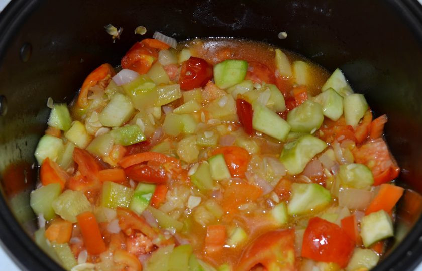 1. Этап. Салат из помидоров и кабачков на зиму: Перемешайте и готовьте, время от время помешивая, до конца работы программы.