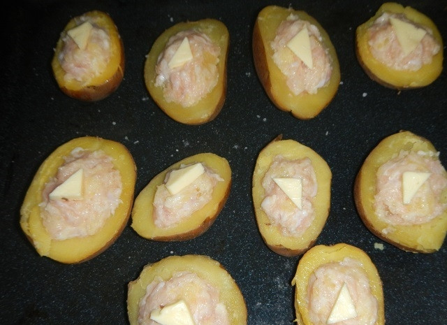 1. Этап. Картофель, запеченный с фаршем: Заполните начинкой и сверху положите по тоненькому кусочку сливочного масла.
