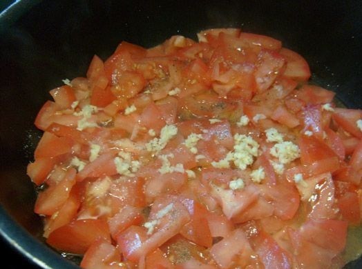 1. Этап. Омлет фаршированный: В сковороде растапливаем сливочное масло и выкладываем помидоры, добавляем измельченный чеснок. Жарим помидоры с чесноком до мягкости.