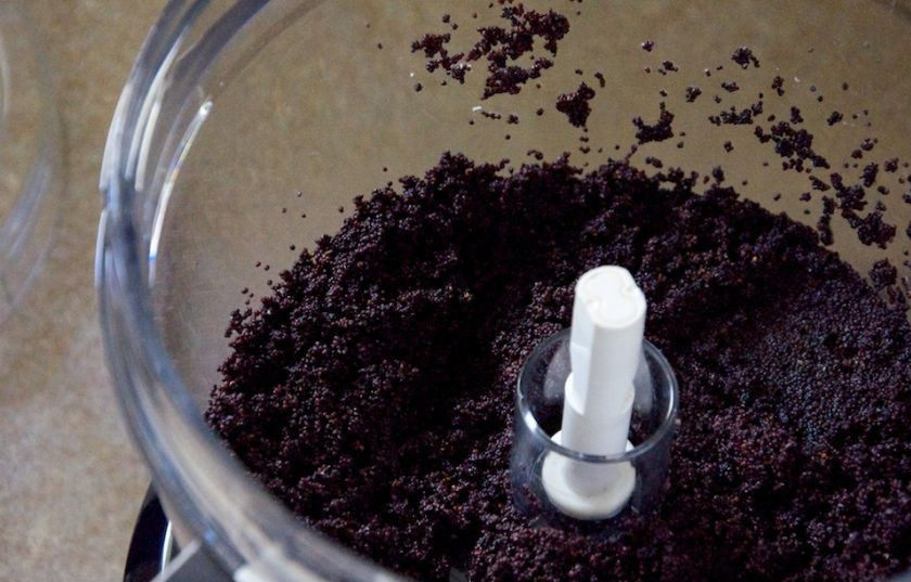 1. Этап. Маковый штрудель: 2. Измельчите мак с помощью блендера. Соедините оставшееся молоко с оставшимся сахаром, добавьте цедру, ваниль, сливочное масло и отправьте все на огонь, высыпьте измельченный мак и варите все до образования густой массы (около 5-6 минут). Готовую начинку охладите перед использованием.