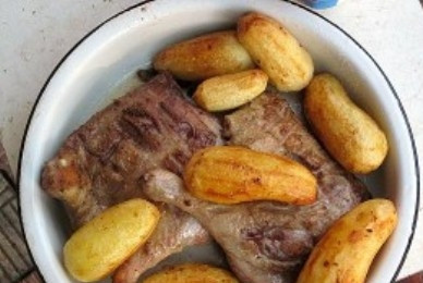 1. Этап. Утка, тушенная с картошкой в казане: Выкладываем обжаренный картофель к утке.