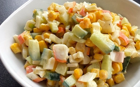 1. Этап. Салат Весенний с крабовыми палочками: Добавим майонез, по вкусу насыплем соль и перец. Перемешаем все — и салат готов.