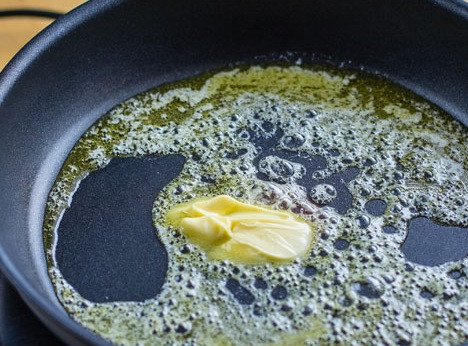 1. Этап. Курица в сметане с луком: На разогретую сковородку положите сливочное масло и подождите пока оно растает.