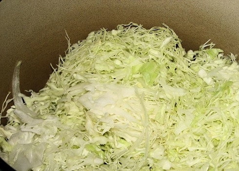 1. Этап. Салат Кубанский на зиму: Шинкуем капусту тонкими полосками.