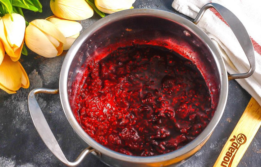 1. Этап. Силт из малины на зиму: Затем верните кастрюлю с джемом на плиту и проварите второй раз 10 минут с момента закипания. Не забывайте перемешивать. Благодаря второму прогреву силт станет более густым.