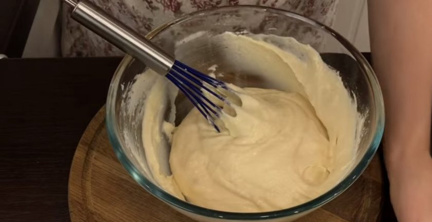 1. Этап. Закусочные оладушки с зеленым луком и яйцом: 1. Замесите тесто: яйцо взболтайте венчиком с сахаром. Добавьте кефир, соду, просеянную муку и перемешайте. Добавьте немного соли и перца. Отставьте тесто в сторону.