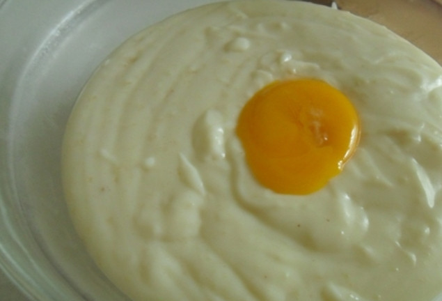 1. Этап. Спагетти под соусом Бешамель: 3. Когда соус закипит, снимем его с огня, добавим сырой желток и быстро перемешаем, чтобы он не сумел свернуться.