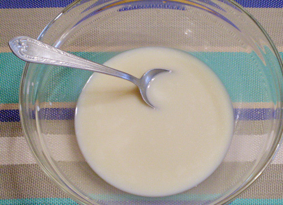 1. Этап. Дрожжевой пирог с вареньем: 2. Разводим дрожжи в теплом молоке, всыпаем соли щепотку, весь сахар. Растворяем.