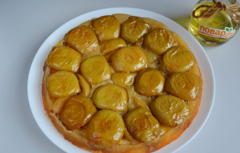 1. Этап. Яблочный пирог Татьяны Толстой: 9. Когда пирог полностью будет остужен, пройдитесь ножом по краю, накройте тарелкой и переверните. Осторожно снимите пергамент.