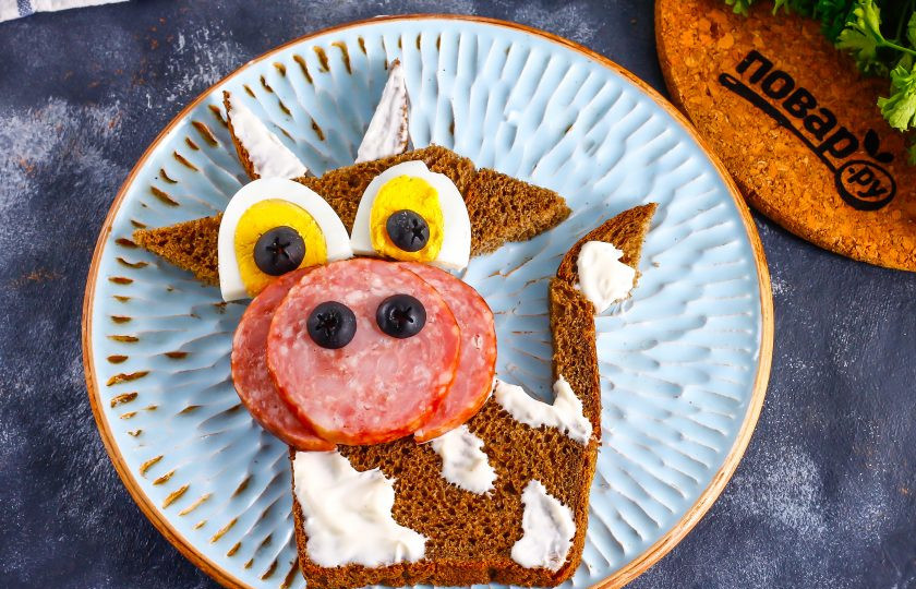 1. Этап. Бутерброд Веселый Бычок: С помощью майонеза закрепите на хлебе глаза, мордочку быка, нарисуйте на туловище и хвосте пятна.