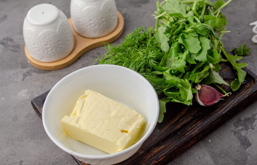 1. Этап. Зеленое масло с рукколой: Подготовьте все необходимые ингредиенты. Масло используйте качественное, жирностью не менее 82,5% жирности.