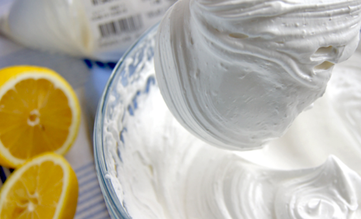 1. Этап. Безе с ягодами: Взбиваем еще 5 минут до стойких пиков.