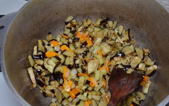 1. Этап. Лобио из белой фасоли: 6. Добавляем баклажаны к овощам, обжариваем вместе.