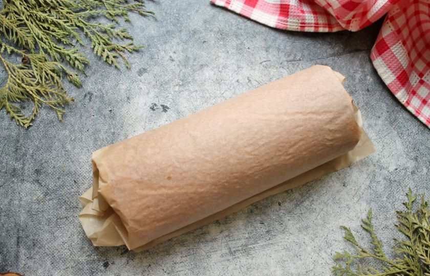 1. Этап. Рулет с крыжовником: Сверните бисквит в плотный рулет и заверните его в пергамент. Уберите в холодильник на 2 часа для пропитывания. После этого удалите пергамент и украсьте рулет с крыжовником по своему усмотрению. Я посыпала сахарной пудрой и сделала полоски из растопленного шоколада.