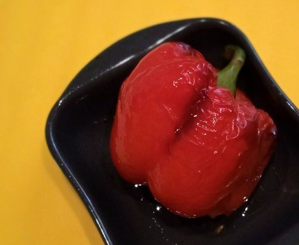 1. Этап. Креветки с перечным соусом: Запечённый перец переложить в пакет и оставить до остывания.