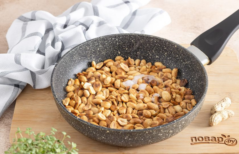 1. Этап. Арахис с солью на сковороде: Полейте получившимся соляным раствором арахис, перемешайте и прогрейте его на среднем огне, пока жидкость не выпарится.