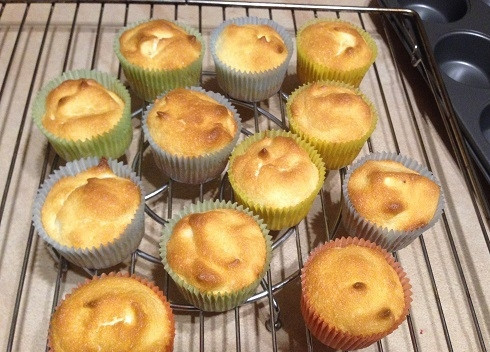 1. Этап. Ангельский капкейк: 7. Вынимаем из формы и остужаем на решетке.