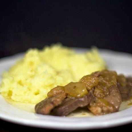 1. Этап. Тушеное мясо утки с яблоками: Подаем с любимым гарниром. Приятного аппетита! :)