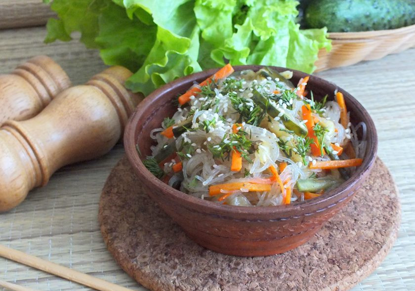 1. Этап. Фунчоза в мультиварке: Разложите порционно, посыпьте мелко рубленым укропом и семенами кунжута. Приятного аппетита!