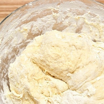 1. Этап. Французский багет: 5. Подождите несколько минут, затем еще раз перемешайте. Если тесто липнет к рукам, добавьте еще немного муки.