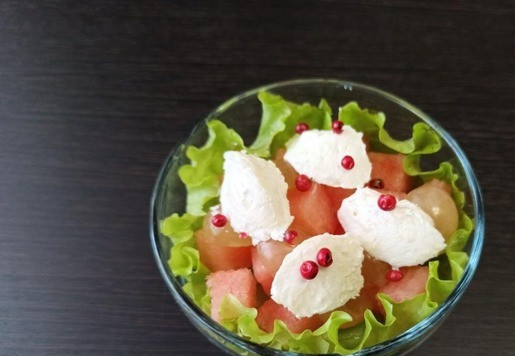 1. Этап. Фруктовый салат с творожным сыром: Сформировать двумя чайными ложками кнели и положить сверху ягод. Присыпать розовым перцем и листиками тимьяна. При желании полить мёдом или каким-нибудь сиропом. Но я не стала и так вкусно!