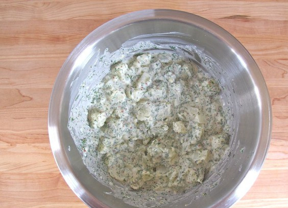 1. Этап. Картофельный салат с укропом: Картофель отварить, остудить, порезать на кусочки. Залить заправкой.