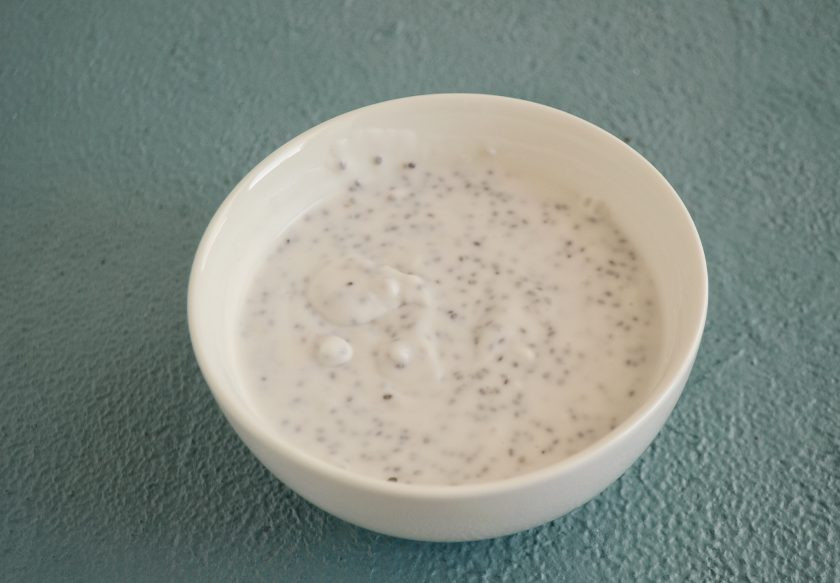 1. Этап. Чиа с манго: В кокосовое молоко добавьте сахар, ванильный сироп и семена чиа. Хорошо перемешайте.