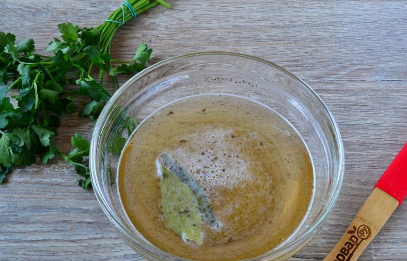 1. Этап. Куриные ножки в пивном рассоле: Смешайте сахар, половину соли, черный перец. Добавьте 1 стакан горячей воды и размешайте, чтобы сахар полностью растворился. Затем добавьте кубики льда, чтобы рассол быстрее остыл. Также в рассол положите лавровые листья. Когда рассол остынет, добавьте пиво и выложите куриные голени.