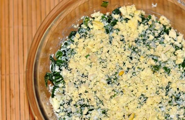 1. Этап. Салат Мимоза с сыром: Обильно посыпьте зеленым луком, смажьте майонезом с желтками (отложите один для украшения).