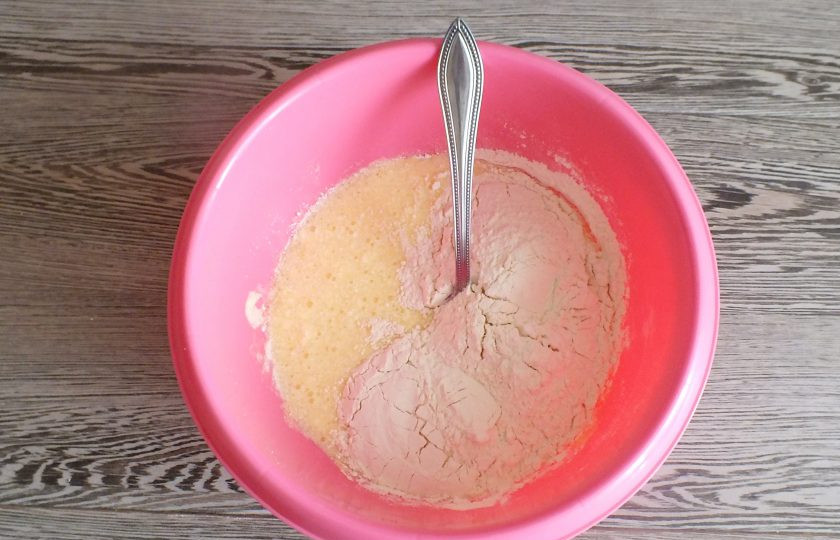 1. Этап. Сливовые маффины: Добавьте соду, муку. Перемешайте.