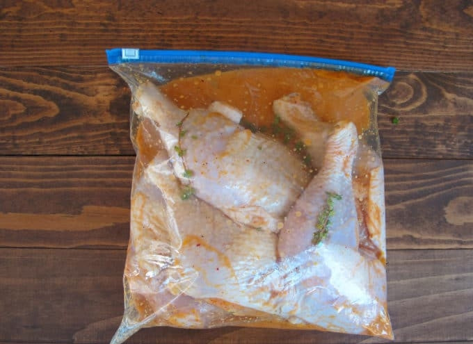 1. Этап. Глазированные куриные ножки: 1. Сделайте маринад, смешав цедру, сок, перец, соль, горчицу, тимьян (6-7 веточек) и 3 ст. ложки масла. Курицу соедините с маринадом в плотном пакете. Оставьте её в таком виде на 3-6 часов в холодильнике.