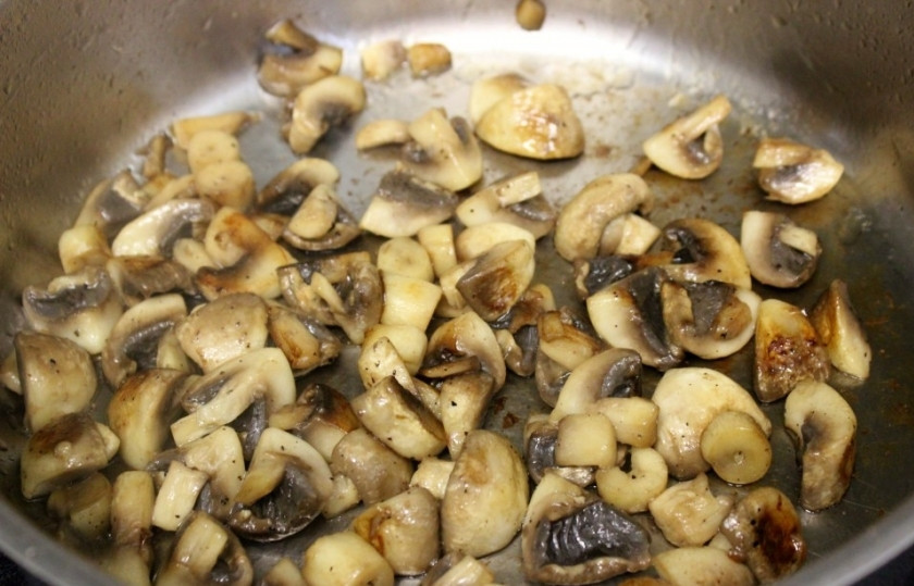 1. Этап. Салат Антипасто: Обжарить шампиньоны. Смешайте 1+1/2 столовые ложки оливкового масла, 2 чайные ложки красного винного уксуса и влейте к грибам. Посолить, поперчить и обжаривать до золотистого цвета.