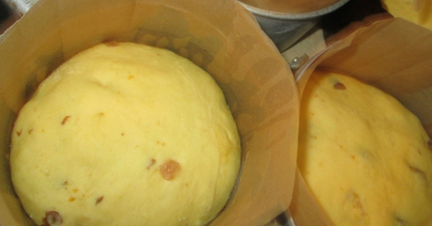 1. Этап. Пасхальный кулич с цукатами: Теперь подготавливаем формочки для куличей. Можно взять несколько маленьких, можно пару больших. Я люблю, когда куличи большие. Тогда тесто у них более мягкое внутри. Формы натираем маслом, обсыпаем мелкими сухарями или манкой, чтобы не подгорало. Так оставляем на полчаса, чтобы тесто поднялось в формах доверху.