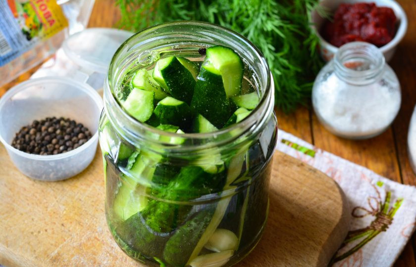 1. Этап. Огурцы в томатной пасте на зиму: Вскипятите воду и залейте огурцы на 10 минут.