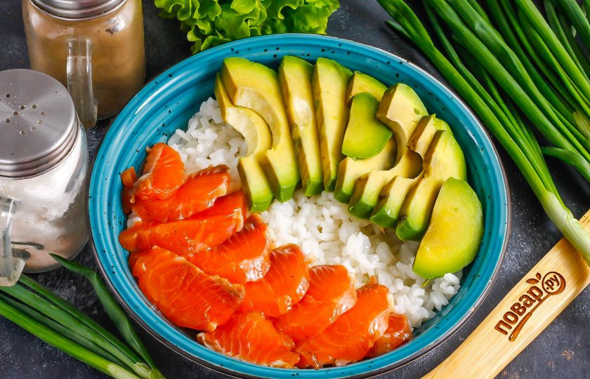 1. Этап. Боул с лососем и авокадо: Нарежьте лосось и выложите его нарезку на рис.