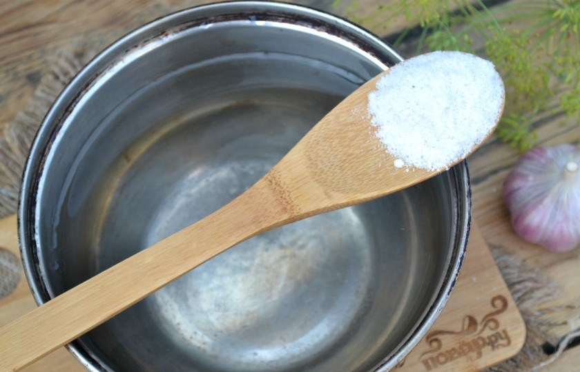 1. Этап. Малосольные кабачки быстрого приготовления: Приготовьте маринад. Для этого растворите в воде соль и сахар, поставьте на огонь. Доведите до кипения и снимите с огня.