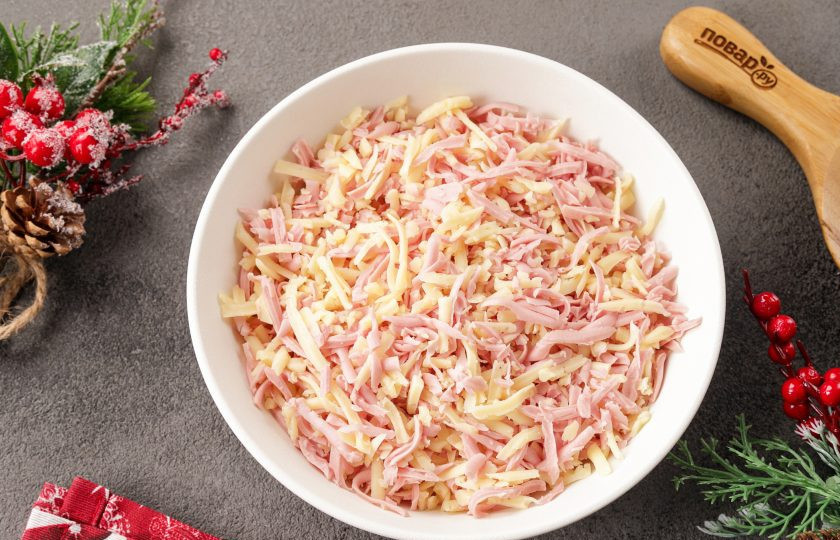 1. Этап. Новогодние пирожки Змейки: Тем временем приготовьте начинку. У меня тёртые на крупной тёрке колбаса с сыром, но можете приготовить любую другую на свой вкус. Подойдет мясная, рыбная, овощная, грибная или творожная начинка. Можете приготовить и сладкий вариант, но смотрите, чтобы начинка не была жидкая.