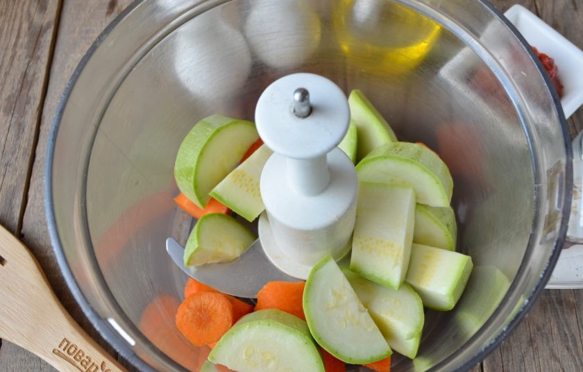 1. Этап. Консервация кабачковой икры на зиму: Морковь и кабачки измельчите удобным способом. Можно пропустить через мясорубку или стационарный измельчитель.