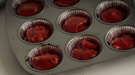 1. Этап. Капкейки Красный бархат на кефире: 7. Разложите тесто по формочкам и отправьте в разогретую до 200 градусов духовку. Запекайте капкейки до готовности, около 20 минут.