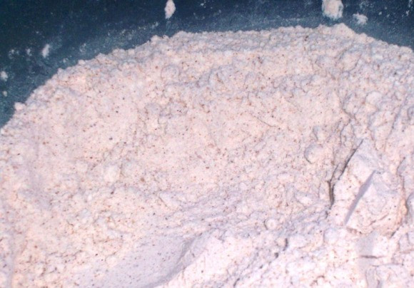 1. Этап. Печенье шведское: Смешиваем муку, соду и молотые специи.