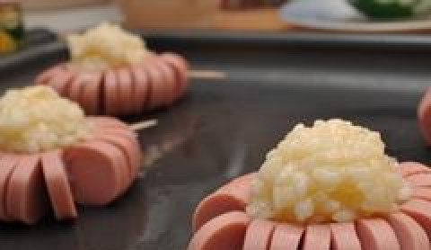 1. Этап. Рис с сосисками: Плотно выкладываем рис внутрь колечек из сосисок. Отправляем в разогретую до 150 градусов духовку минут на 15-20.